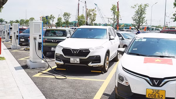 Các trạm sạc xe điện đã được lắp đặt tại một bãi xe. Ảnh: NAM ANH