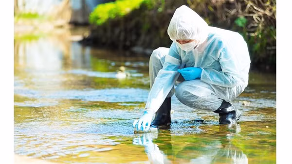 Chuyên viên thu thập mẫu nước sông để kiểm nghiệm tiêu chuẩn chất lượng. Ảnh: GETTYIMAGES