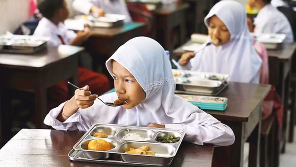 Chương trình bữa ăn miễn phí sẽ được cắt giảm do giá nhiên liệu tăng cao. Ảnh: THE STRAIT TIMES