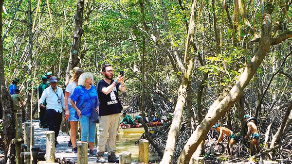 Ngành du lịch đang tìm giải pháp thích ứng với tình hình mới. Ảnh: THẾ ANH