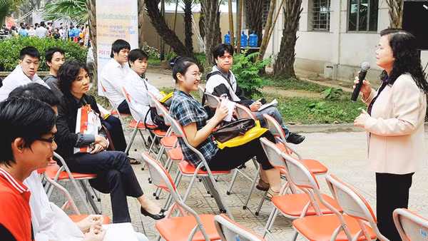 Chuyên gia y tế tư vấn cho học sinh và phụ huynh về sức khỏe mùa thi. Ảnh: NAM NGUYỄN