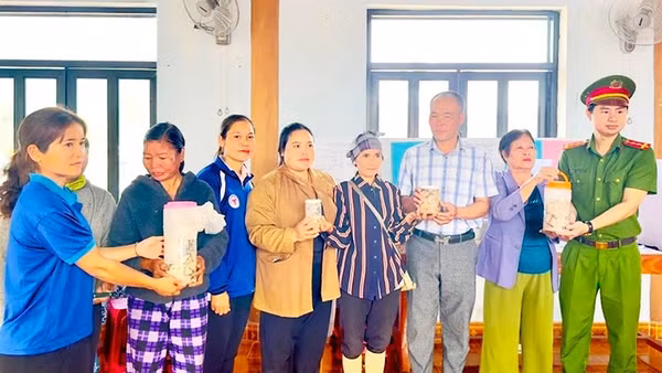 Người dân chủ động giao nộp cá ủ chua không bảo đảm vệ sinh cho chính quyền.