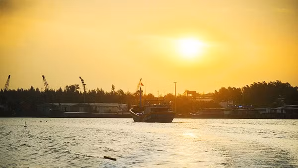 Đón bình minh tại xã đảo Tam Hải