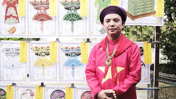 Ông Hoàng Xuân Mai và một dàn mã tranh.