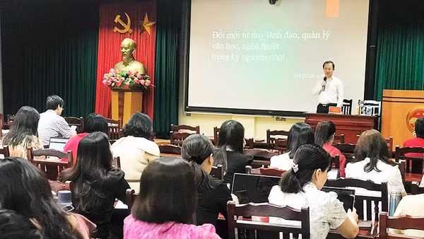 Trao đổi về phát triển văn nghệ từ 40 năm đổi mới