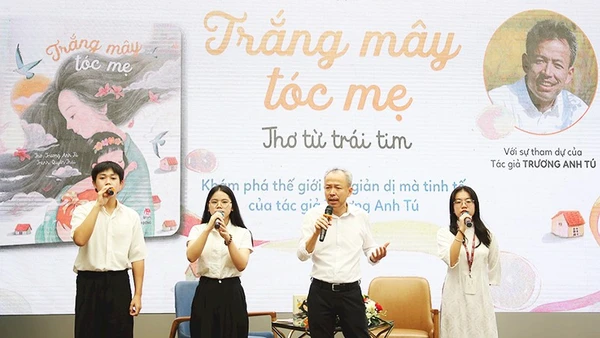 Nhà thơ Trương Anh Tú cùng các bạn sinh viên thể hiện ca khúc do anh sáng tác tại chương trình giao lưu ở Thành phố Hồ Chí Minh.