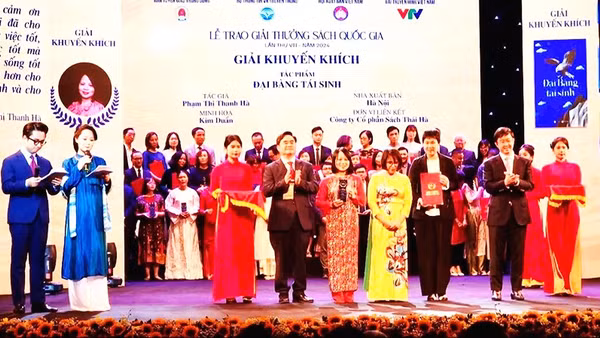 Nhà biên kịch Phạm Thanh Hà (giữa) nhận Giải sách Quốc gia năm 2024.
