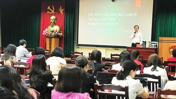 Trao đổi về phát triển văn nghệ từ 40 năm đổi mới