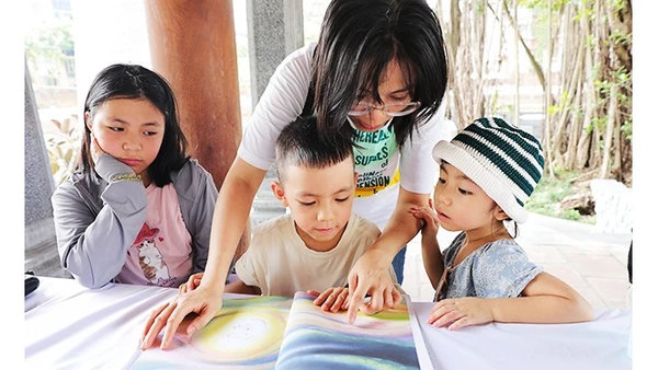 Kể chuyện lịch sử từ những trang sách.