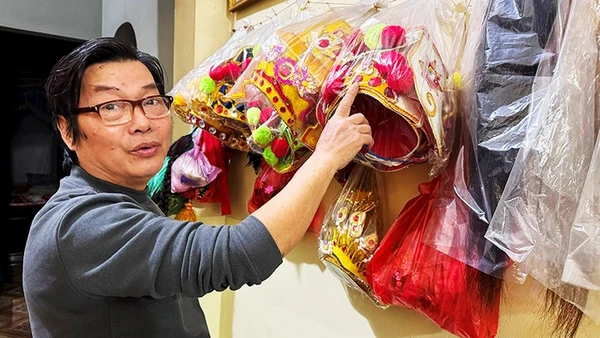 NSƯT Nguyễn Đức Tú giới thiệu về những chiếc mão do ông tạo tác. Ảnh: DƯƠNG NAM