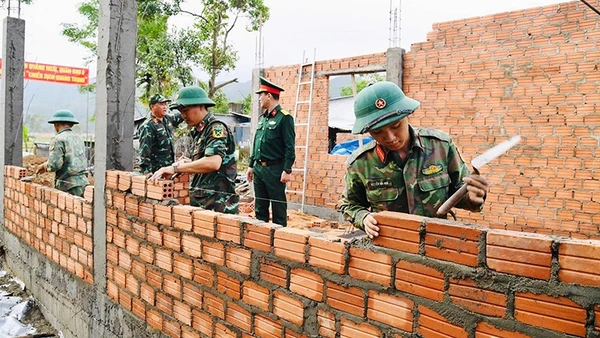 Giúp dân vùng lũ phường Đông Hòa, tỉnh Đắk Lắk xây dựng nhà mới sau thiên tai. Ảnh: Tuyên huấn Quân khu 5 cung cấp