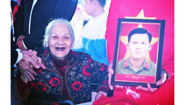 Khoảnh khắc bà Nguyễn Thị Bích cười tươi khi đón di ảnh của người bạn đời.