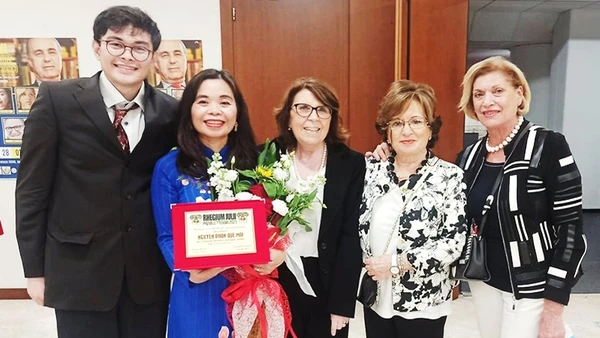 Nhà văn Nguyễn Phan Quế Mai nhận giải thưởng Rhegium Julii cho tiểu thuyết nước ngoài xuất sắc nhất từ Thị trưởng Thành phố Reggio Calabria - Italy cho cuốn "The Mountains Sing" (Sơn ca).