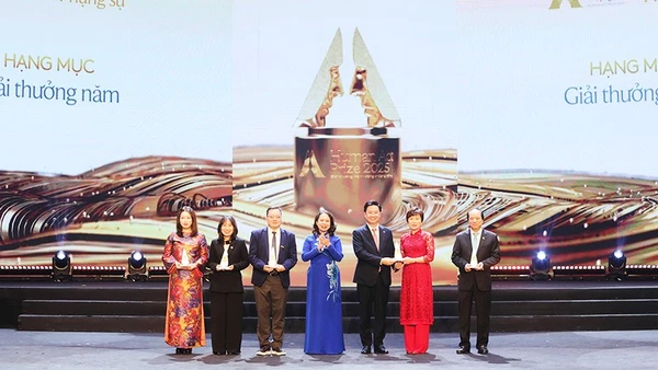 Phó Chủ tịch nước Võ Thị Ánh Xuân trao các giải hạng mục Giải thưởng Hành động vì Cộng đồng năm 2025.