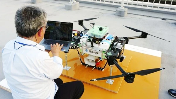 Một drone được triển khai trong lễ hội Awa Odori. Ảnh: KYODO NEWS