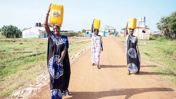 Phụ nữ tại Bor vui vẻ vì đã có nước sạch sinh hoạt. Ảnh: THE GUARDIAN