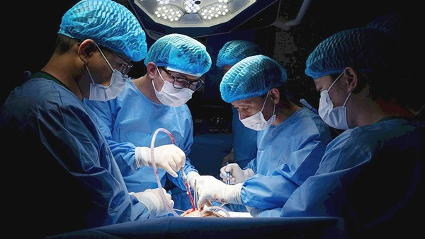 Các bác sĩ CLB Nhân đạo Sala khám, phẫu thuật, hướng dẫn chuyên môn tại Trung tâm y tế khu vực Chiêm Hóa, tỉnh Tuyên Quang.