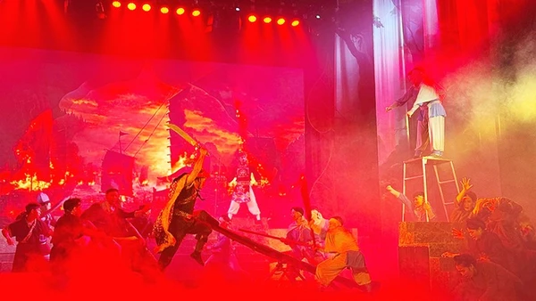 Cải lương quyện xiếc tôn vinh hào khí Đông A