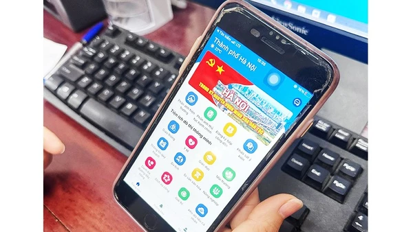 Trên ứng dụng iHanoi, vào ô “Dịch vụ công”, chọn “Hỗ trợ khai thuế hộ kinh doanh” để được hỗ trợ.