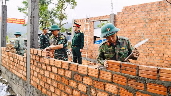 Giúp dân vùng lũ phường Đông Hòa, tỉnh Đắk Lắk xây dựng nhà mới sau thiên tai. Ảnh: Tuyên huấn Quân khu 5 cung cấp