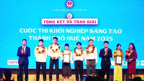 Nhóm HUAF-GPC tại lễ trao giải Cuộc thi Khởi nghiệp sáng tạo TP Huế năm 2025.
