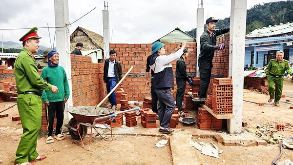 Những mái nhà đang hồi sinh, nụ cười của người dân vùng thiên tai dần trở lại.