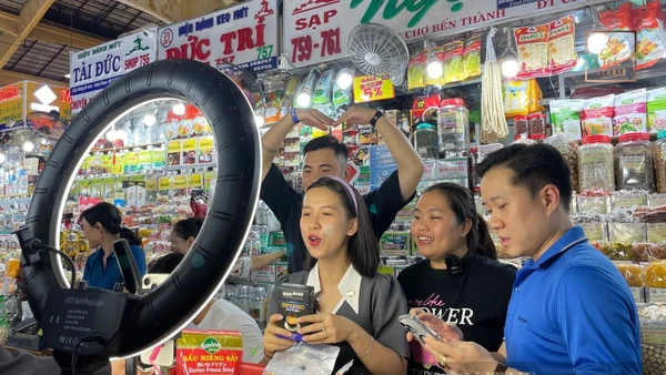 Các nhà sáng tạo nội dung livestream bán hàng tại chợ Bến Thành.