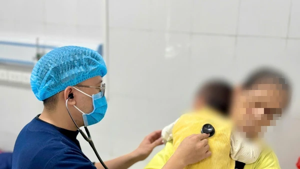 Bệnh nhi mắc cúm A điều trị tại Bệnh viện Nhiệt đới Trung ương. Ảnh: THANH SƠN