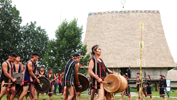 Đồng bào Ba Na trình diễn cồng chiêng.