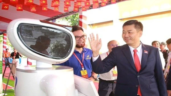 Bí thư Đảng ủy phường Biên Hòa Viên Hồng Tiến tương tác với mô hình robot thực hiện các chức năng như con người.