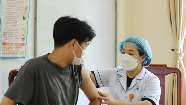 Duy trì tiêm phòng cúm định kỳ là cách tốt nhất tăng cường hệ miễn dịch để bảo vệ bản thân và cộng đồng. Ảnh: HẢI NAM