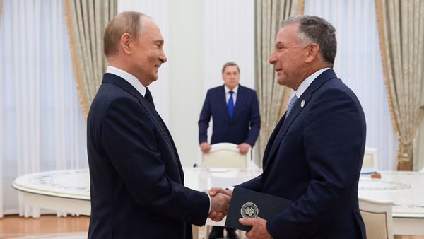 Tổng thống Nga V.Putin (bên trái) tiếp Đặc phái viên Mỹ Steve Witkoff tại Moscow. Ảnh: GETTYIMAGES