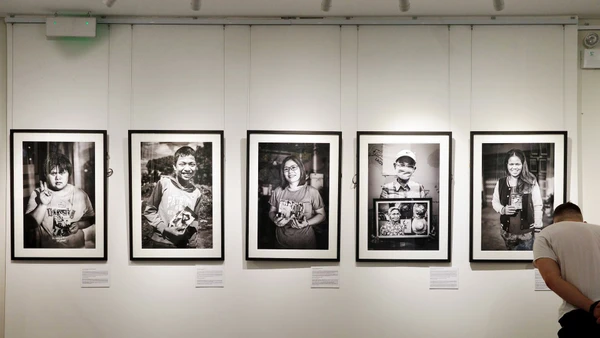 Một số tác phẩm của nhiếp ảnh gia Andy Soloman được trưng bày tại triển lãm Tiếp nối: Việt Nam.