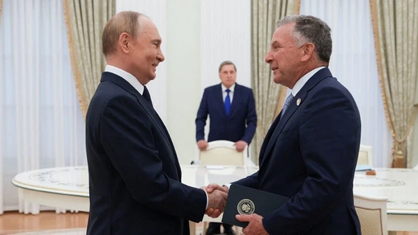 Tổng thống Nga V.Putin (bên trái) tiếp Đặc phái viên Mỹ Steve Witkoff tại Moscow. Ảnh: GETTYIMAGES