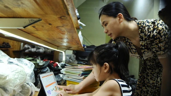 Đồng hành cùng con. Ảnh: NAM HẢI