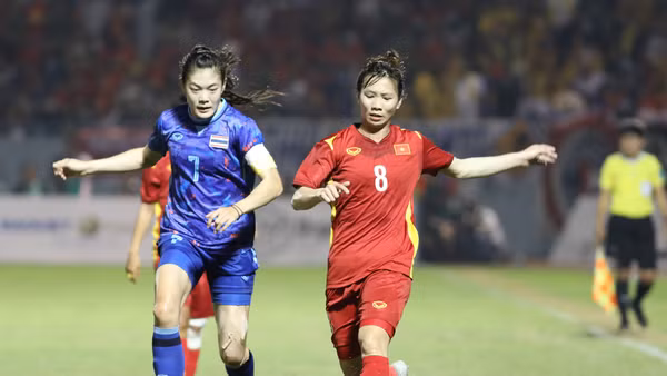 Đội tuyển bóng đá nữ Thái Lan (trái) quyết tâm giành Huy chương vàng SEA Games 33. Ảnh: LÊ MINH 