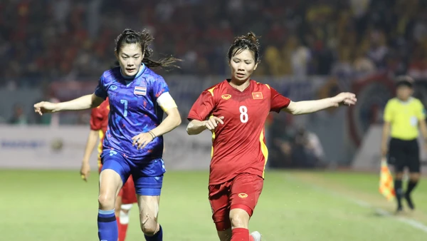 Đội tuyển bóng đá nữ Thái Lan (trái) quyết tâm giành Huy chương vàng SEA Games 33. Ảnh: LÊ MINH 