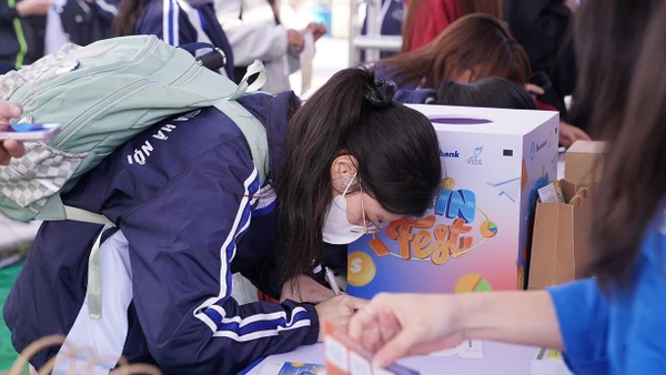 Sinh viên tham gia trải nghiệm dịch vụ ngân hàng số tại Ngày hội Tài chính số S-Finfest 2025.