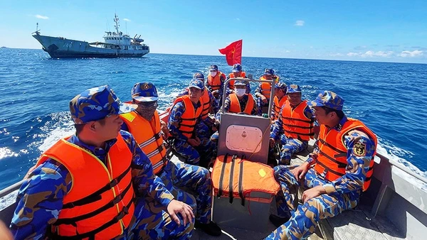 Cán bộ, chiến sĩ tàu 740 (Hải đoàn 129, Quân chủng Hải quân) được chở tới Nhà giàn DK1/20 để thực hiện bỏ phiếu sớm.