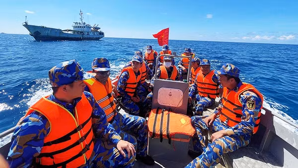 Cán bộ, chiến sĩ tàu 740 (Hải đoàn 129, Quân chủng Hải quân) được chở tới Nhà giàn DK1/20 để thực hiện bỏ phiếu sớm.