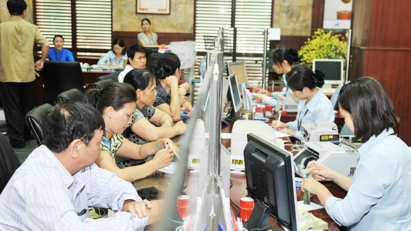 Tiền gửi tiết kiệm một lần nữa được xem là kênh an toàn, nhất là khi mặt bằng lãi suất huy động đang có xu hướng đi lên. Ảnh: NGUYỆT ANH