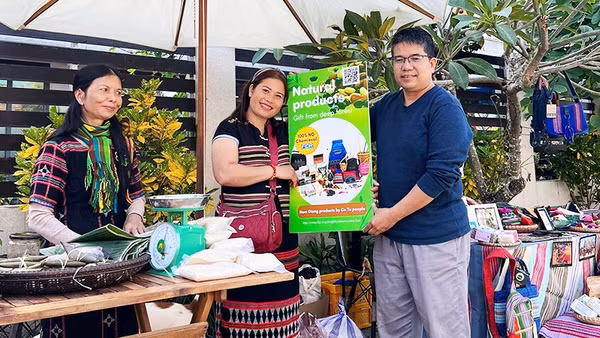 Ông Lê Quốc Việt tại phiên chợ Tân Thành (Đà Nẵng).