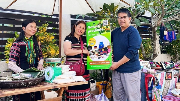 Ông Lê Quốc Việt tại phiên chợ Tân Thành (Đà Nẵng).