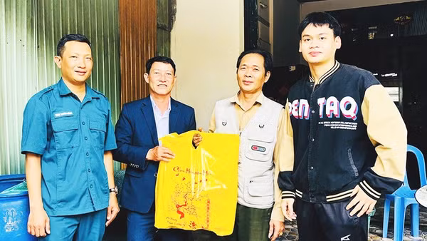 Đại diện Ban Chỉ huy Quân sự phường Liên Chiểu tặng quà động viên thanh niên sắp nhập ngũ.