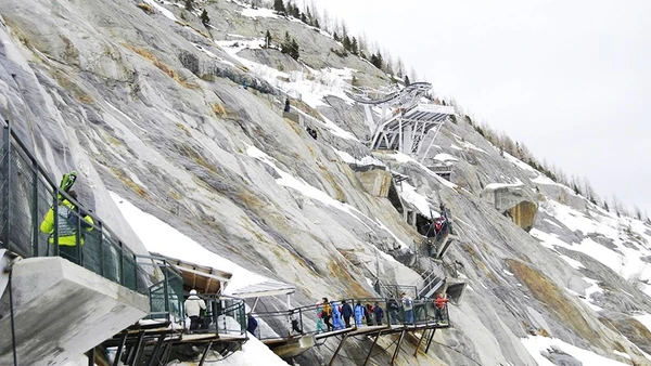 Bậc thang dẫn từ Nhà ga Montenvert lên tham quan động băng.