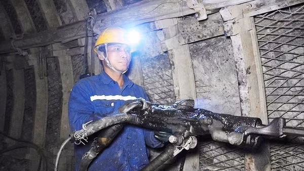 Thợ lò Phạm Hữu Thiện. Ảnh: THIỆN HƯNG