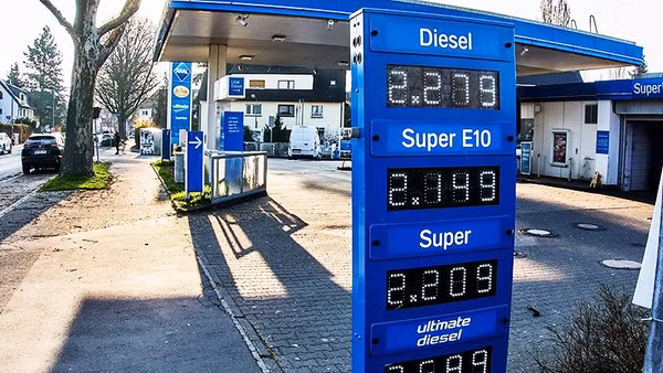 Giá dầu diesel niêm yết tại một cửa hàng xăng dầu ở Slovakia. Ảnh: EURONEWS