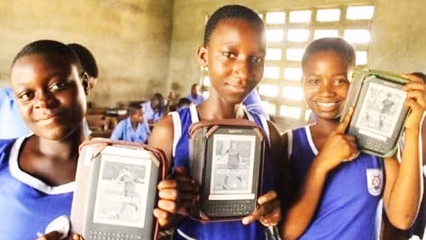 Học sinh tại Ghana sử dụng máy đọc sách điện tử. Ảnh: NEWS GHANA