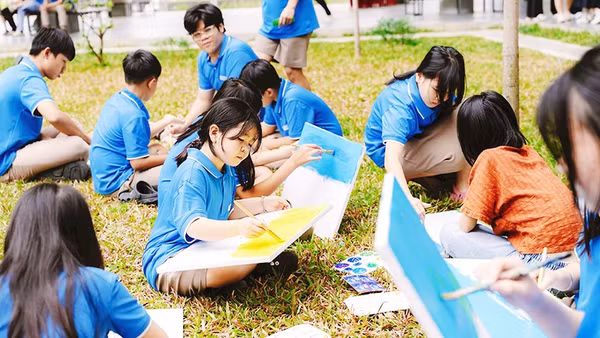 Một hoạt động tại Trường Hy vọng (Đà Nẵng) trong dự án “Chấm & Chạm”. Ảnh: BTC cung cấp