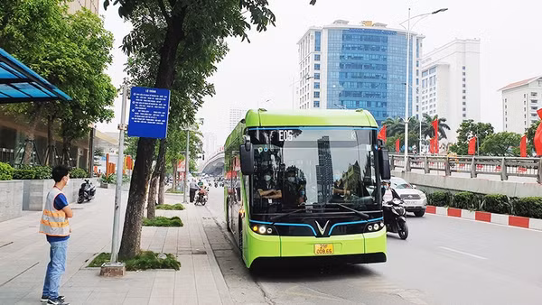 Hà Nội đã đưa vào vận hành nhiều tuyến xe bus điện. Ảnh: NAM NGUYỄN